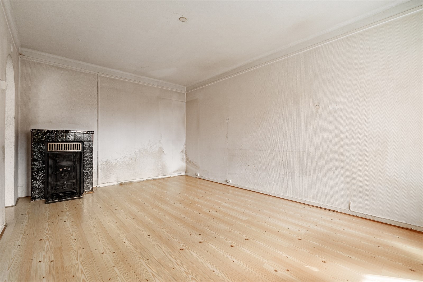 I stuen er det god plass til sofagruppe med tilhørende møblement og spisebord. Galleribilde