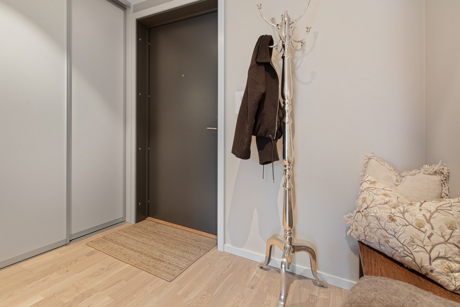 Heisadkomst til etasjeplan. Vel inne ønskes du velkommen inn i en innbydende entré med plass til å oppbevare ytterklær og sko i stor skyvedørsgarderobe. Galleribilde