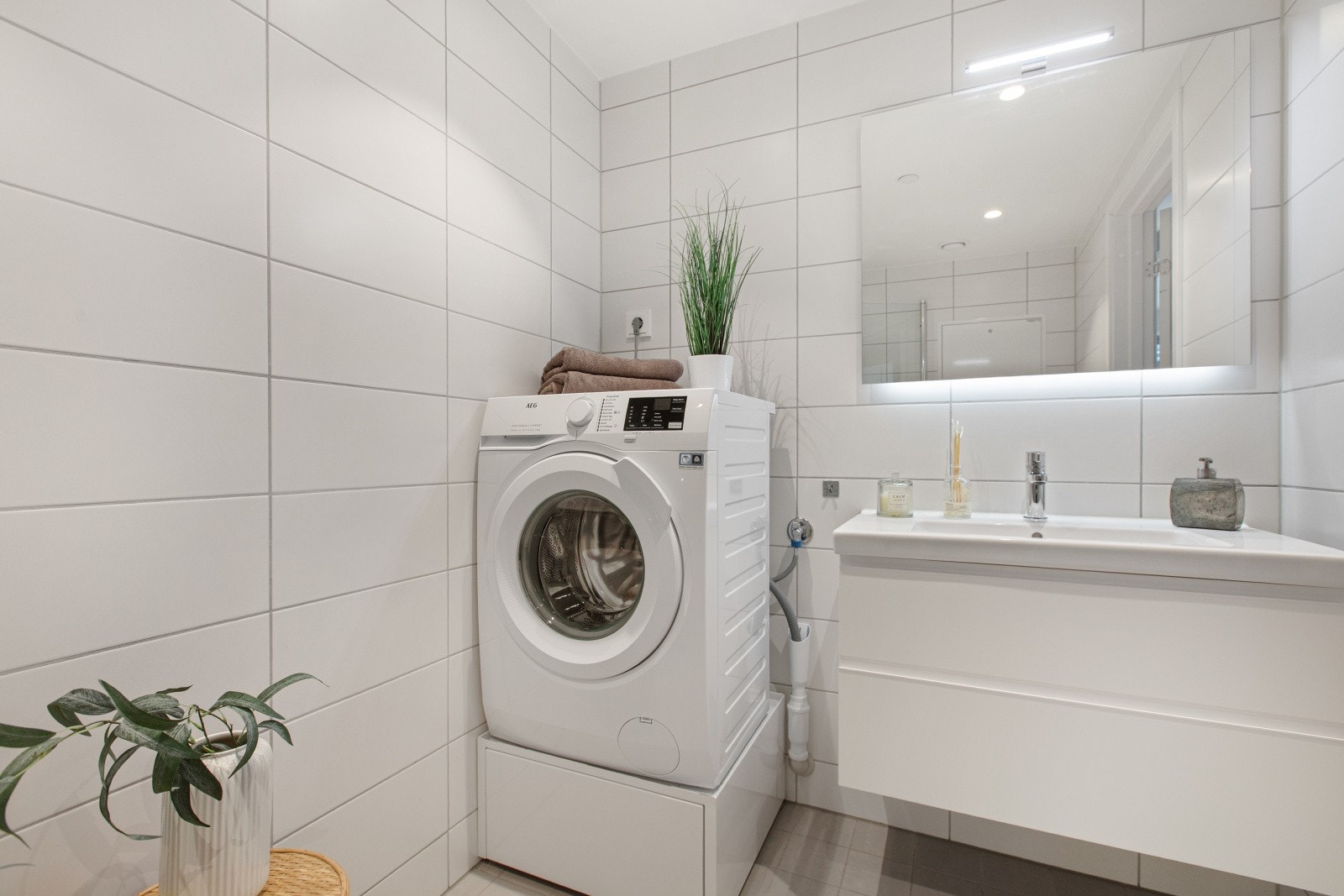 Det er opplegg for vaskemaskin og tørketrommel i søyle, og det er installert downlights i himlingen. Galleribilde