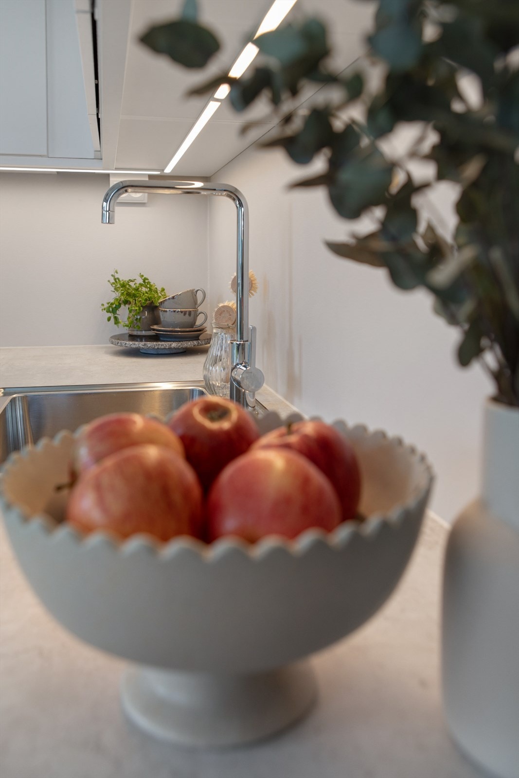 Moderne ett-greps blandebatteri og underlimt oppvaskkum i stål. Galleribilde