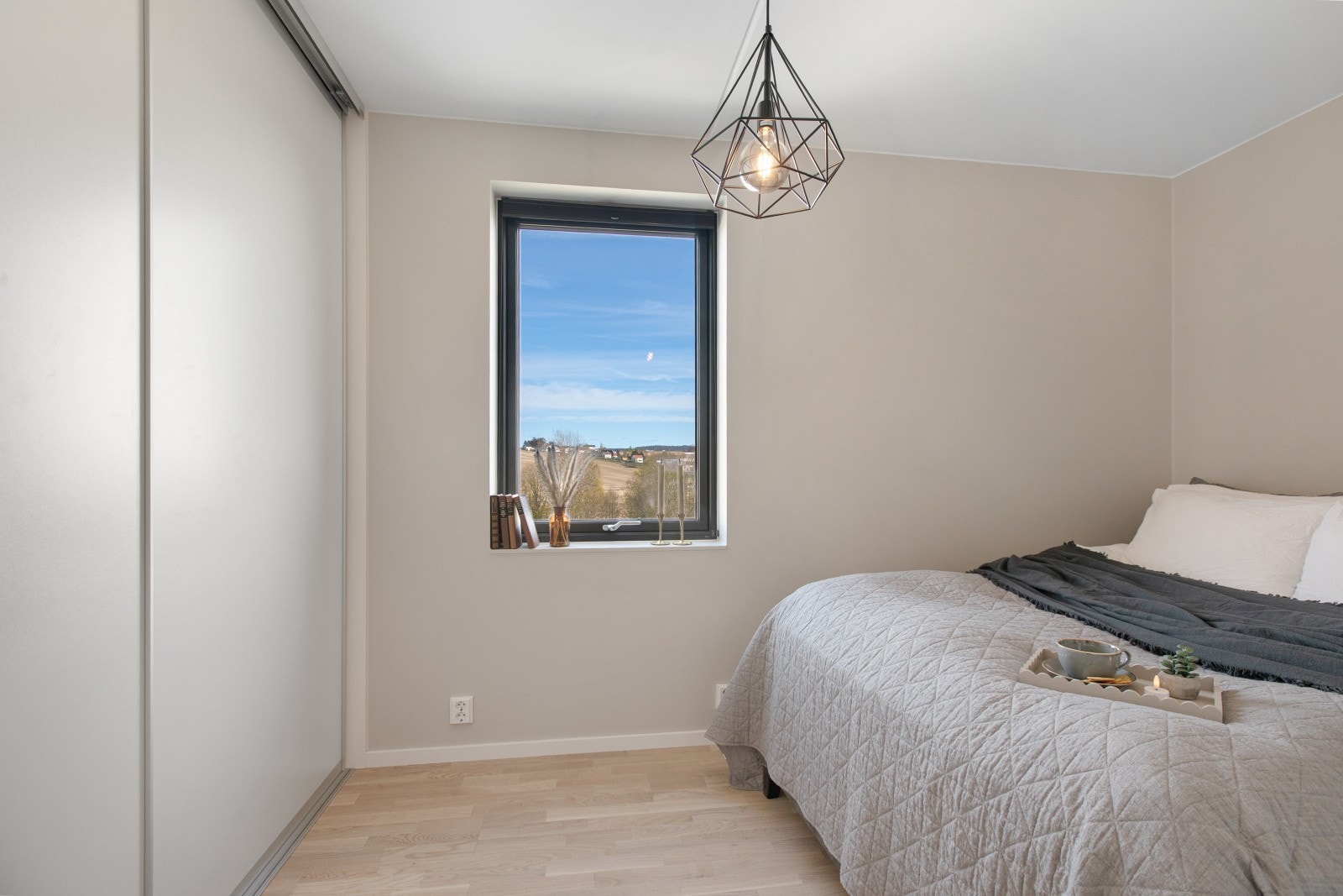 Soverommet har en praktisk skyvedørsgarderobe med innredning fra "Elfa", samt gode muligheter for å supplere med ytterligere løsninger. Galleribilde