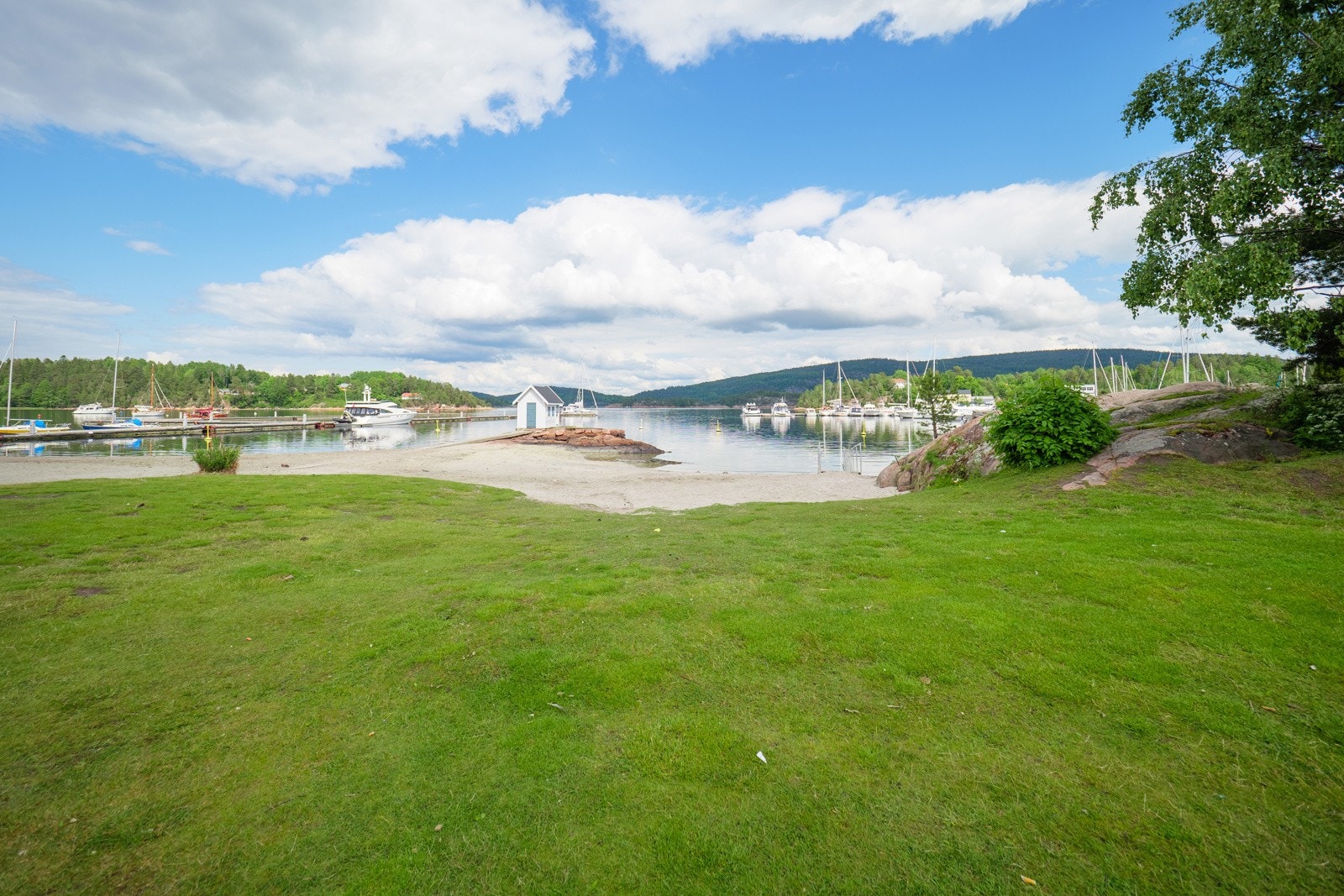 Flott sandstrand med tilhørende marina i sentrum. Galleribilde
