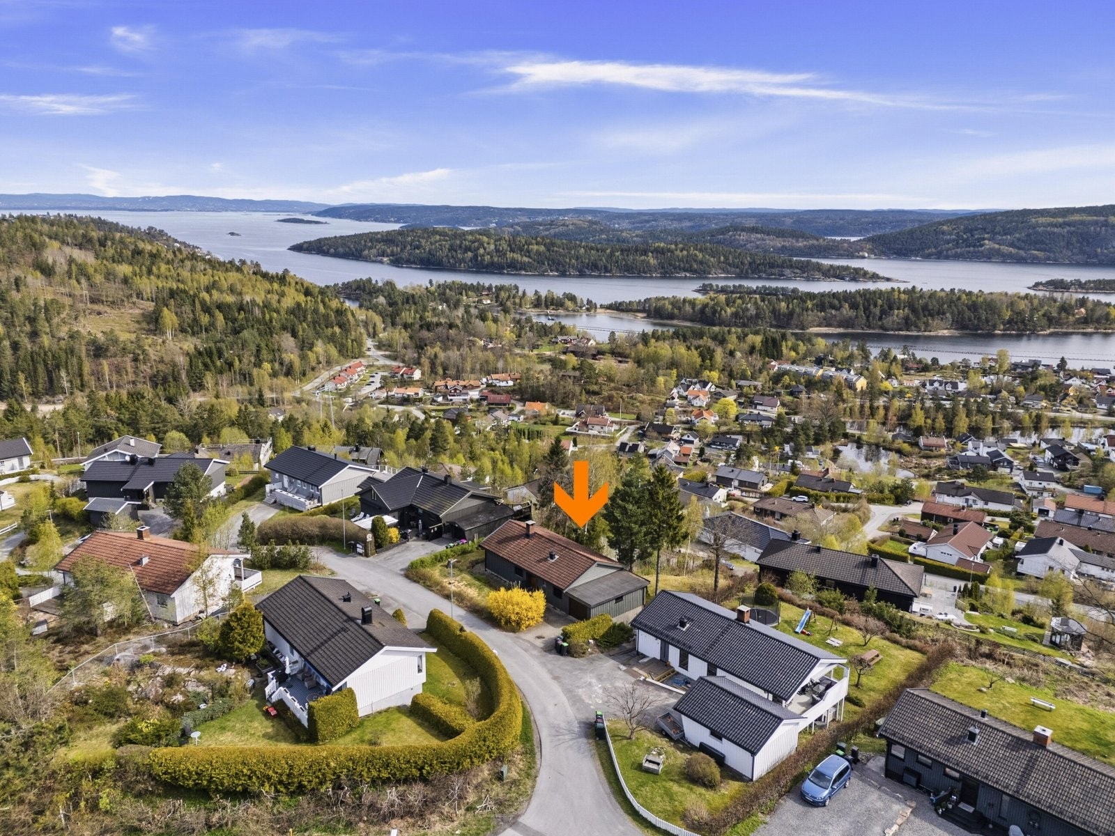 Boligen ligger i et veletablert boligområde på Skatvedt i Sætre. Galleribilde
