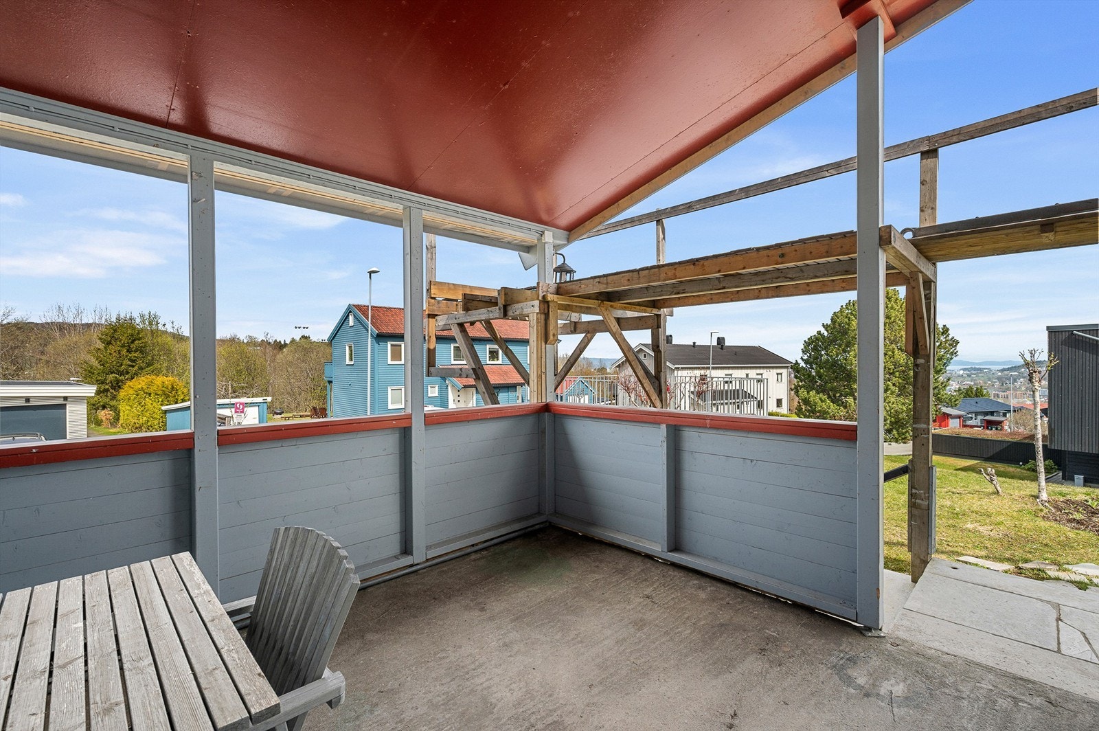 Overbygd balkong på 13 kvm i forbindelse med inngangspartiet. Galleribilde