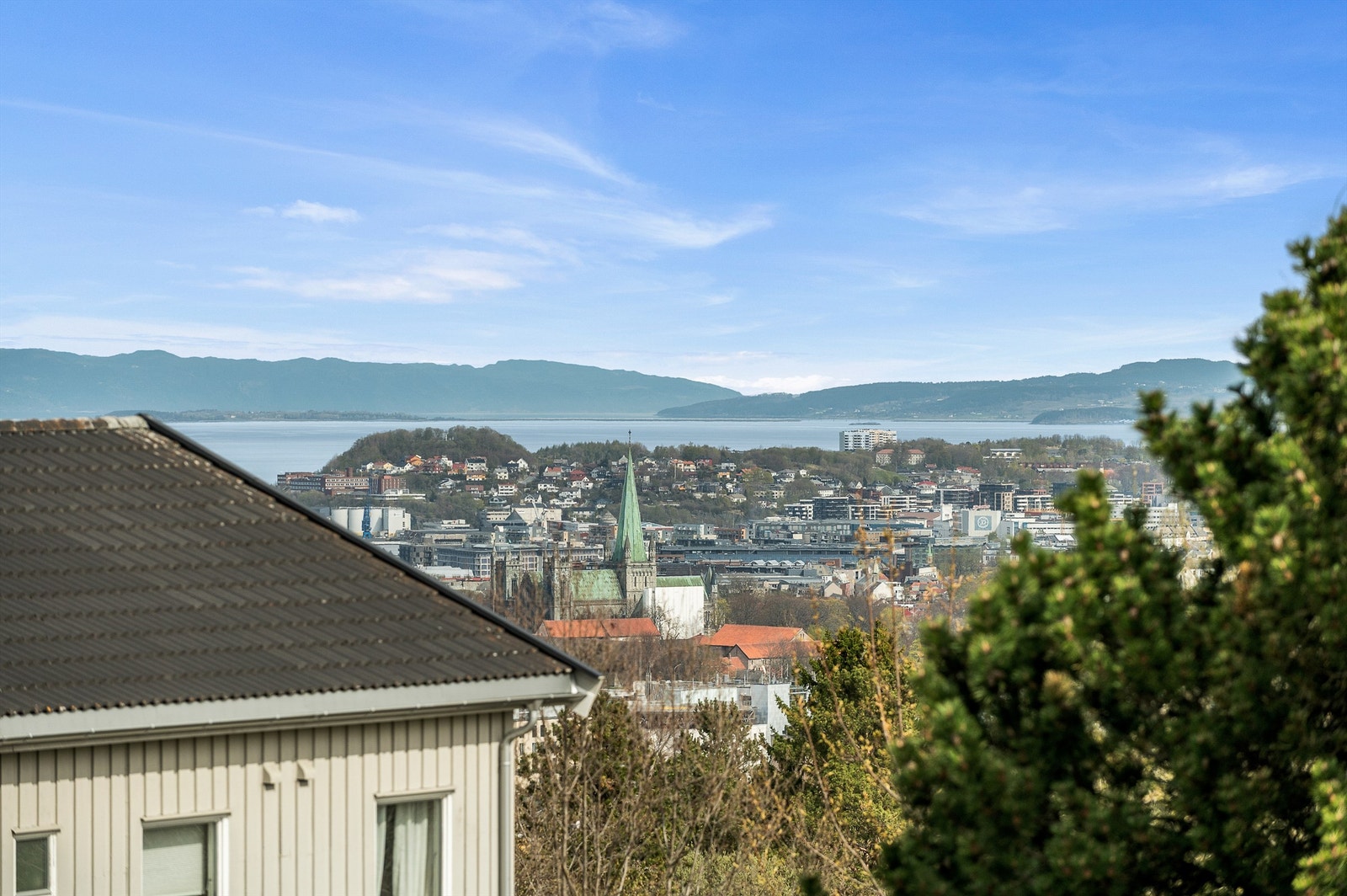 Utsiktsbildene er tatt fra stillas i høyde tilsvarende taknivå, som illustrerer utsikten fra en tenkt andre etasje ved et eventuelt tilbygg/nybygg. Galleribilde