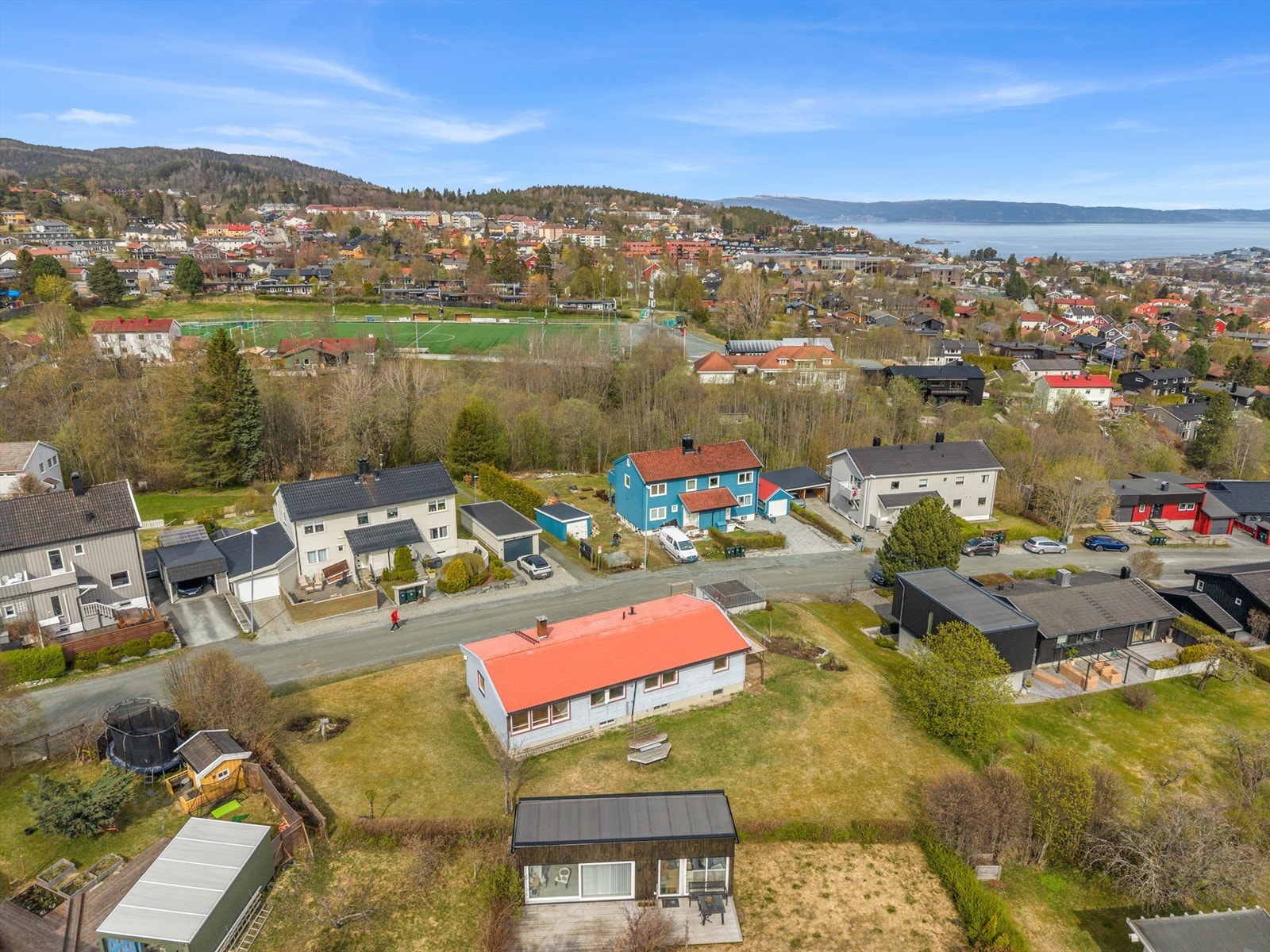 Velkommen til Elgvegen 24 - og denne spennende eiendommen beliggende i et attraktivt og sentrumsnært område på Havstein/Byåsen! Galleribilde
