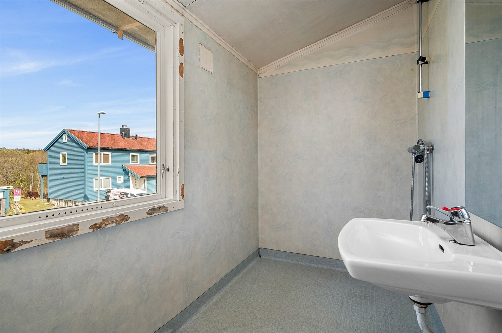 Badet måler 3,5 kvm og har enkel utførelse med servant og vegghengt dusjarmatur. Oppgradering i henhold til dagens standard må påregnes. Galleribilde