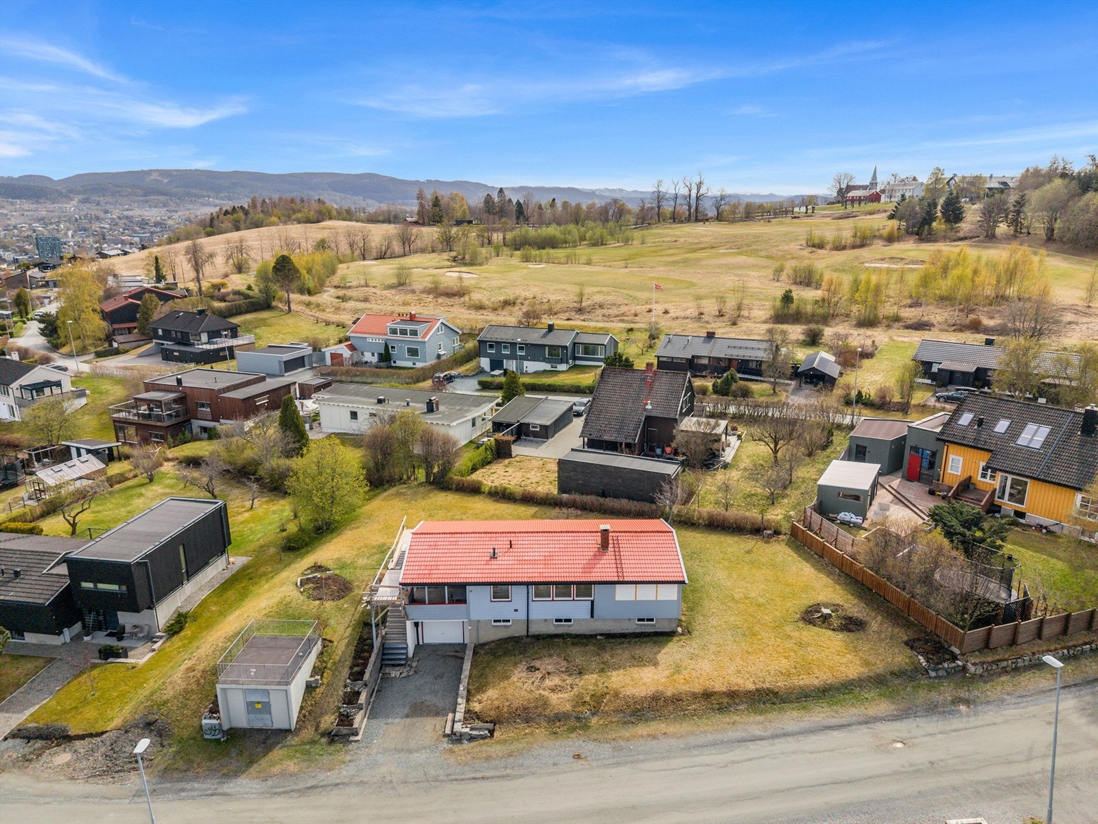 Eiendommen har nærhet til Bymarka og Iladalen med gode turmuligheter året rundt. Innover i marka finner man et omfattende nettverk av turstier, lysløyper og skiløyper vinterstid og badevann om sommeren. Galleribilde