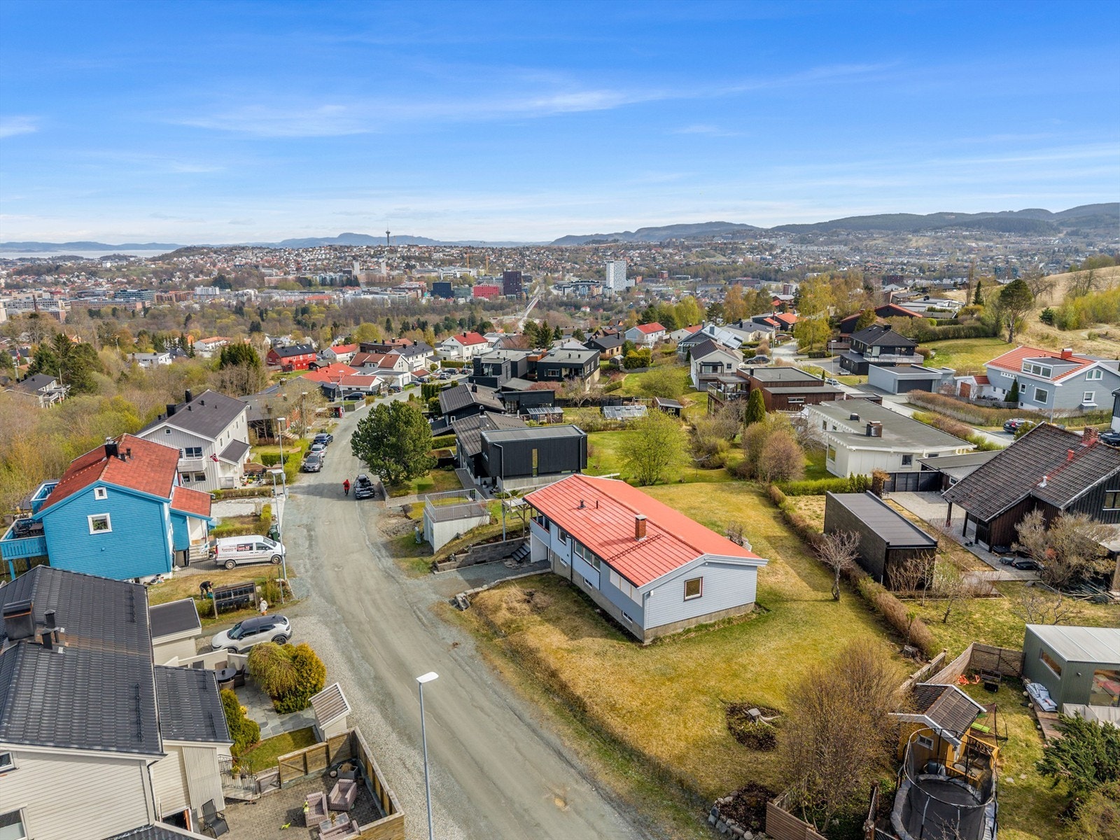 Området byr på gode oppvekstvilkår med nærhet til skoler som Åsveien og Nyborg, samt kort vei til Byåsen vgs. og Sverresborg ungdomsskole. Galleribilde