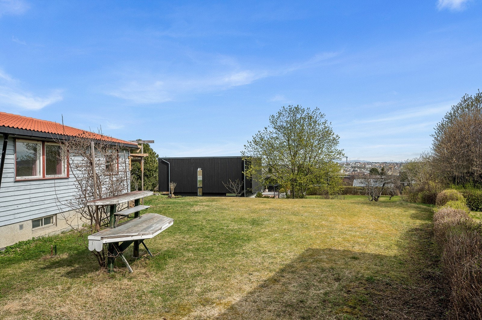 Romslig hage med plass til lek, hagearbeid eller videre utvikling. Tomten måler rett i underkant av romslige 1,2 mål. Galleribilde
