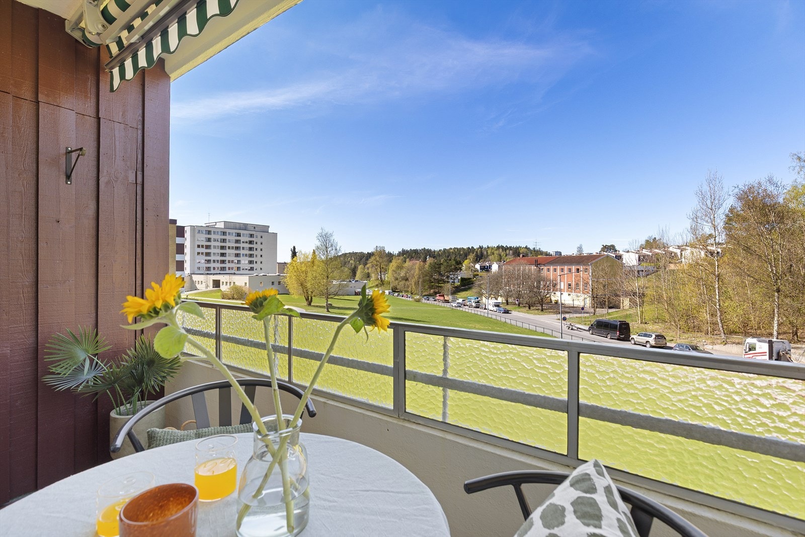 Balkongen er perfekt for morgenkaffen eller rolige ettermiddager i solen. Galleribilde