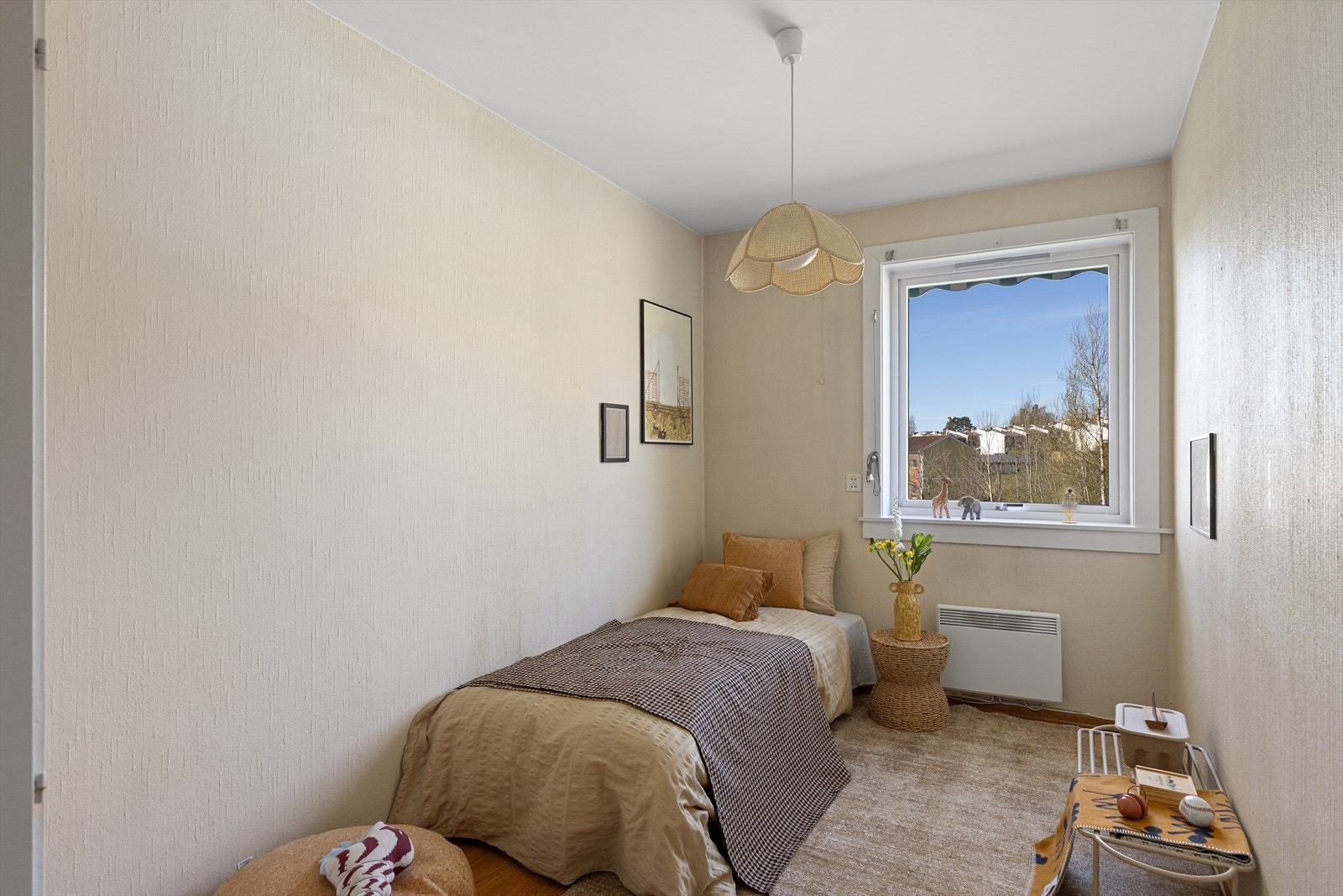 Soverom II er et lyst soverom med en rolig og behagelig atmosfære. Rommet fremstår som arealeffektivt og er perfekt egnet som barnerom, gjesterom eller hjemmekontor. Galleribilde