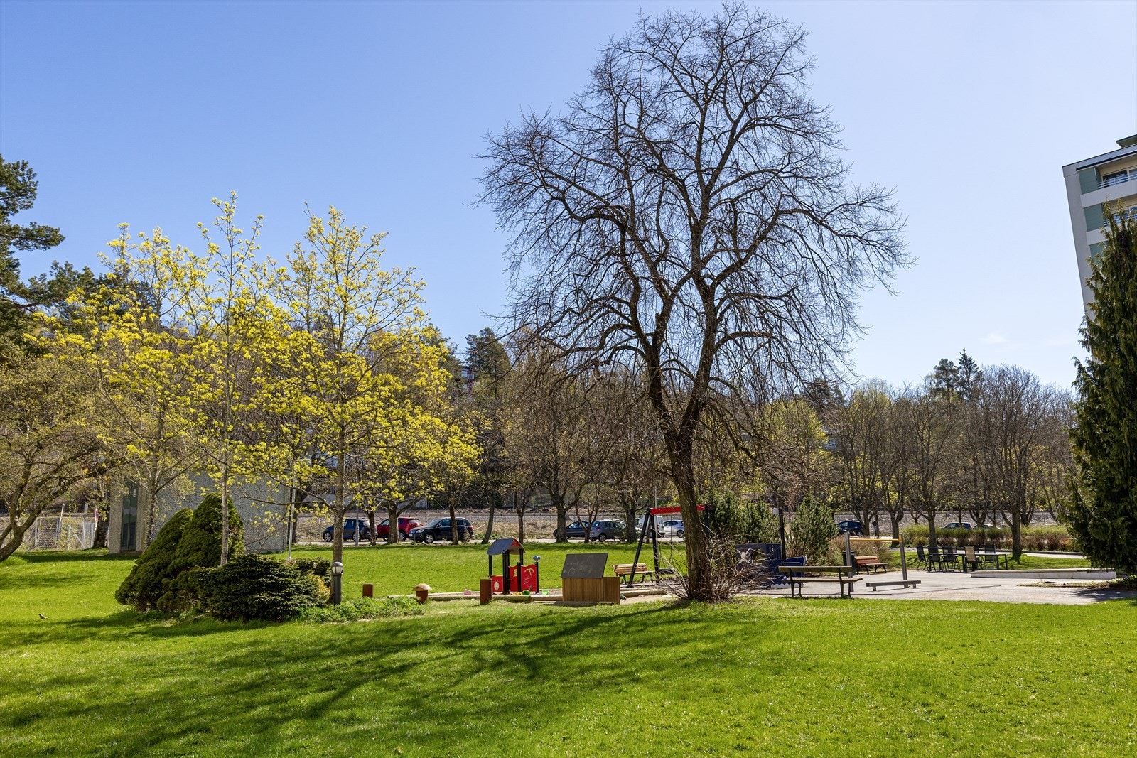 Barnevennlige utearealer med lekeplass og sittegrupper. Galleribilde