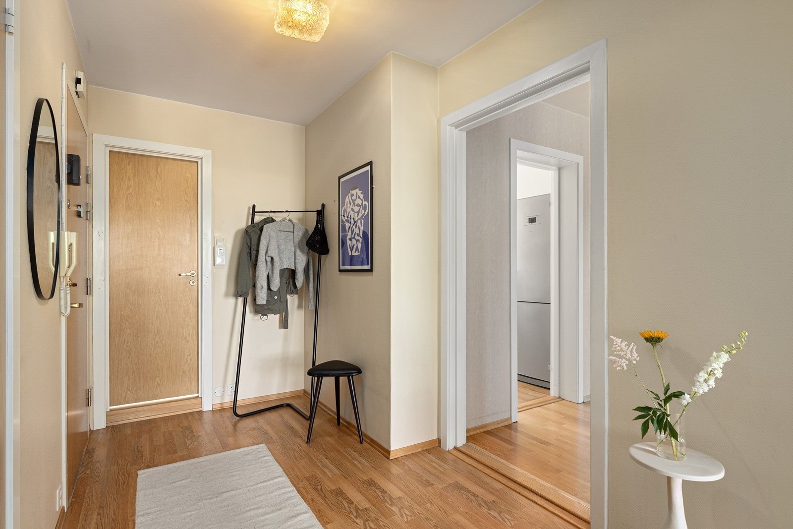Hyggelig entré med mulighet for etablering av garderobe. Det montert porttelefon. Galleribilde