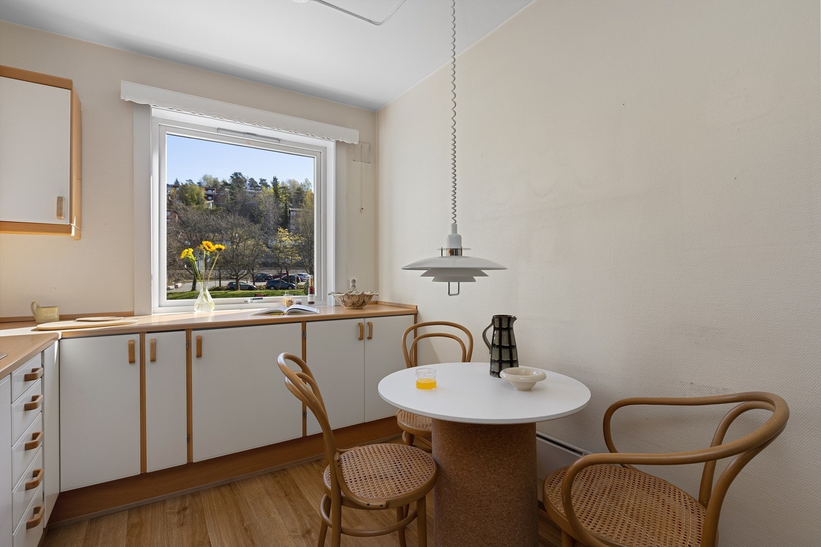 Kjøkkenet har plass til en hyggelig spiseplass ved vinduet, perfekt for frokost eller en kopp kaffe, samtidig som det gir et fint utsyn og godt med naturlig lysinnslipp. Galleribilde