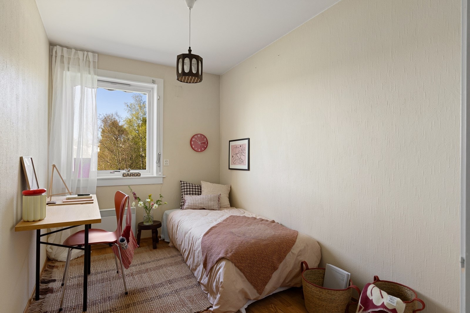 Soverom III har god plass til seng, skrivebord m.m. Galleribilde