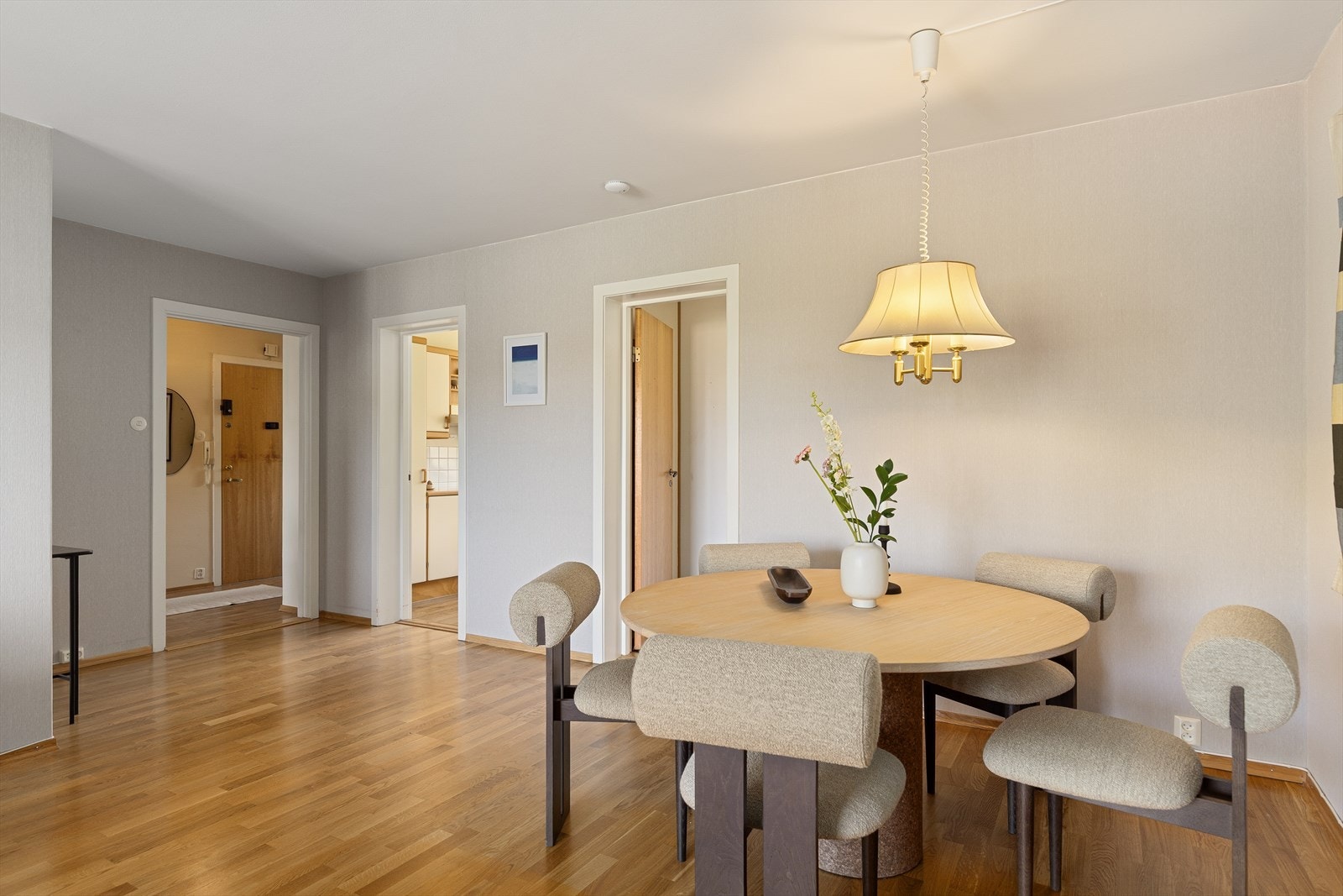 Det er god plass til en stor spisestue hvor det kan inviteres til å samle familie og gjester rundt bordet. Galleribilde