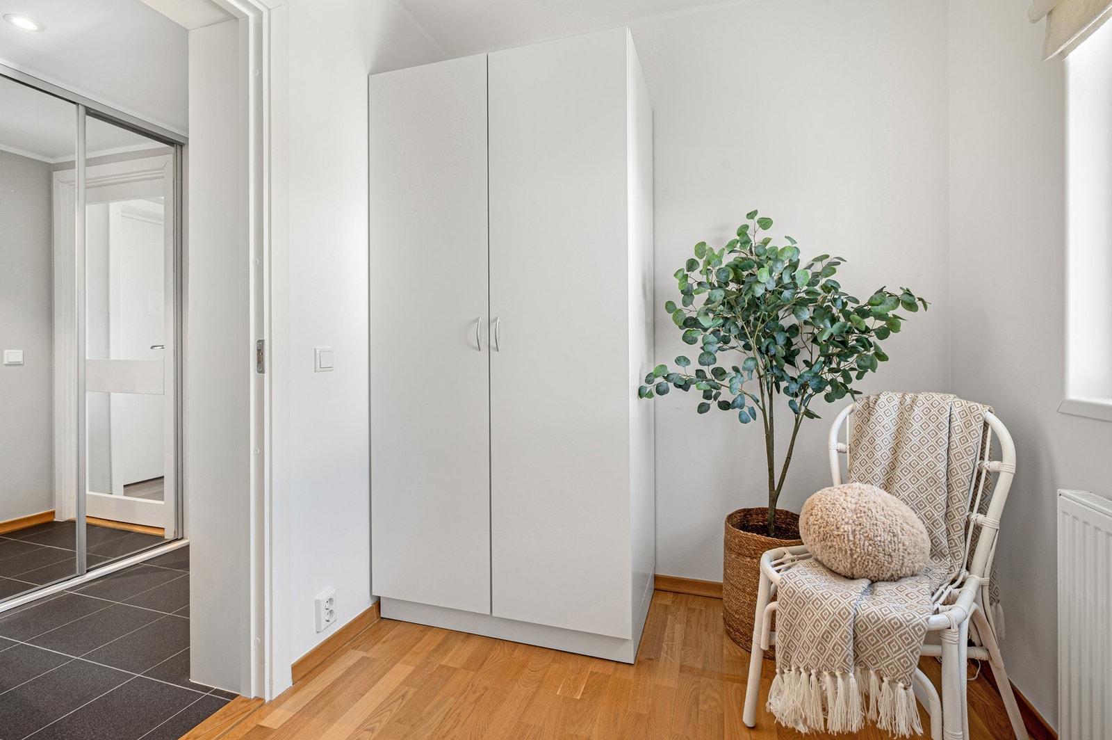 Plass til garderobeskap og eventuelt en kontorpult eller lignende ved siden av - perfekt rom som kan fungere både som hjemmekontor og gjesterom. Skapet følger ved kjøpet. Galleribilde