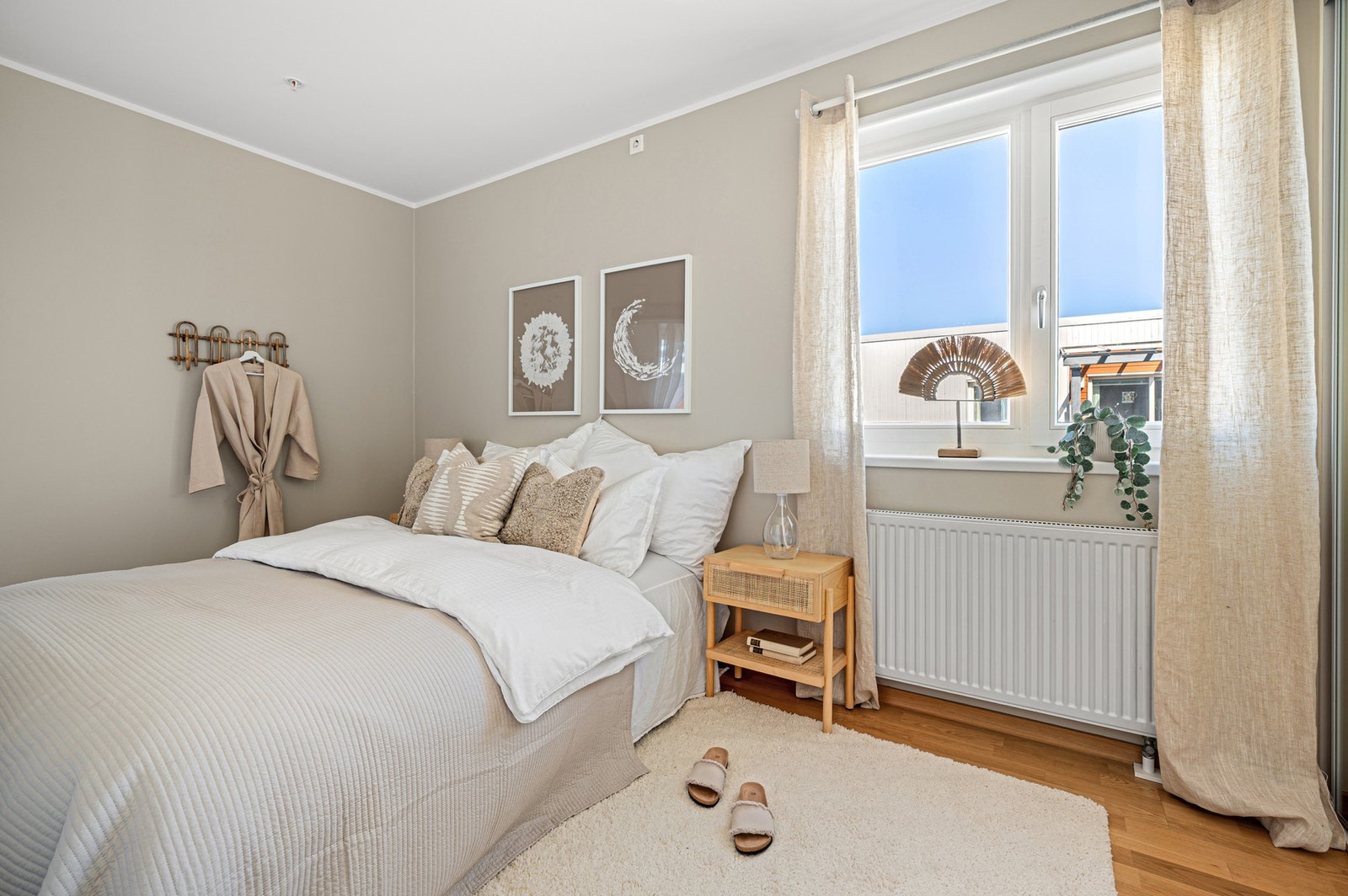 Takket være leilighetens enbebeliggenhet i bygget har man godt med lys fra flere kanter. Ved å ha den ene skyvedøren ut mot stua åpen får man også godt med gjennomlys inn i stua. Galleribilde
