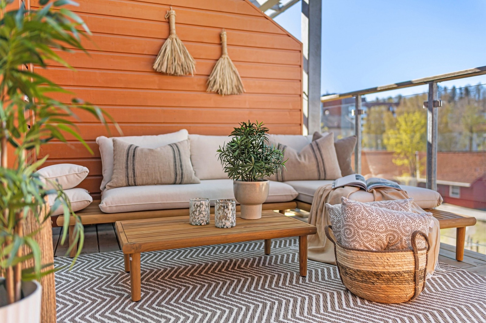Verandaen måler 9 kvm, og har følgelig godt med plass til sittegruppe, grill m.m. Galleribilde