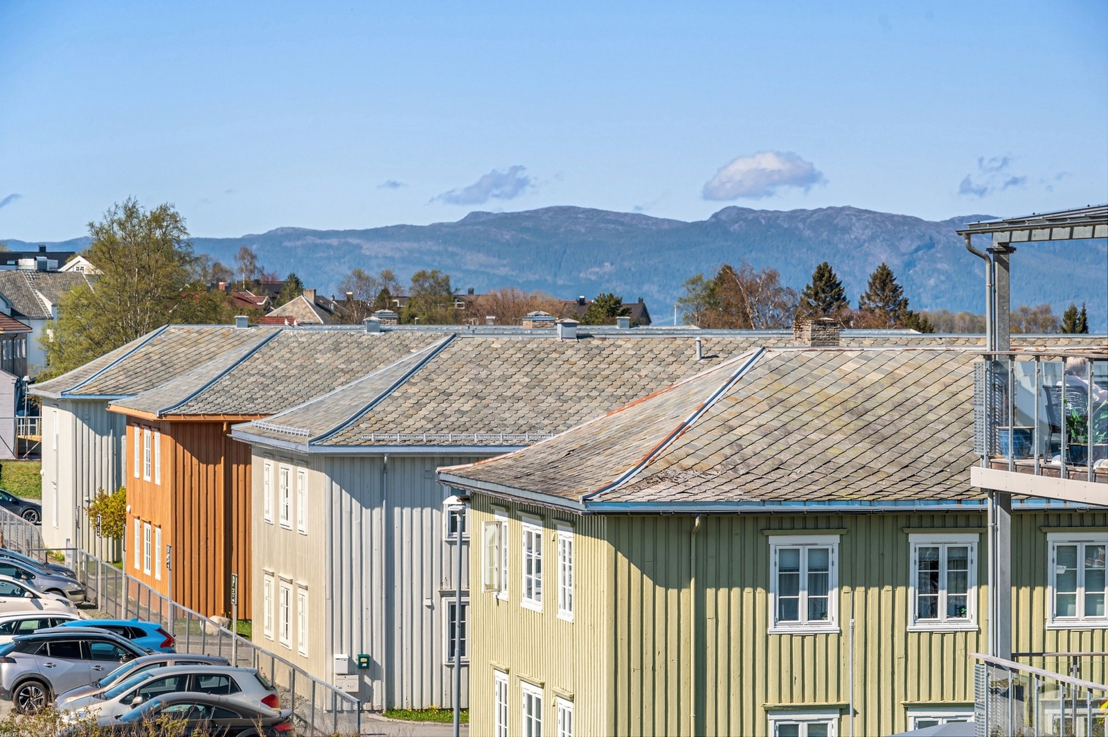Åpent og fritt utsyn mot deler av Fosenalpene fra verandaen. Leiligheten har dessuten et flott utsyn mot den eldre og godt bevarte trehusbebyggelsen på Persaunet leir. Galleribilde