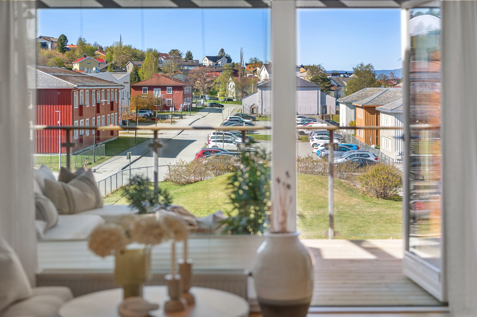 Fra sofaen kan man også nyte utsynet - kun utsyn, og ingen innsyn. Galleribilde
