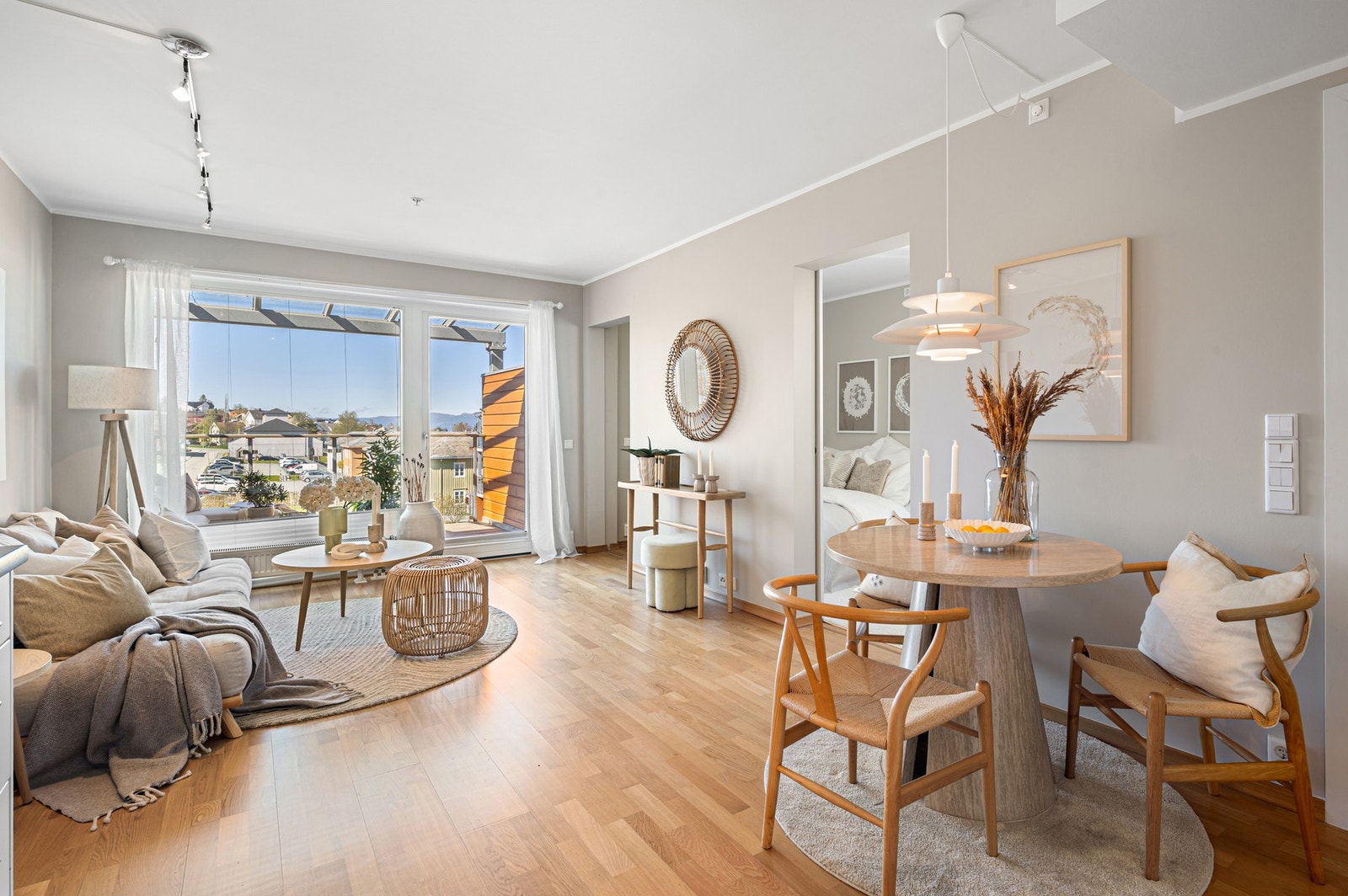 Velkommen inn! En lys og luftig romfølelse på stua, hvor man har masse naturlig lysinnslipp. God plass til spisebord, sofra m.m. To skyvedører som fører inn til hovedsoverommet. Galleribilde
