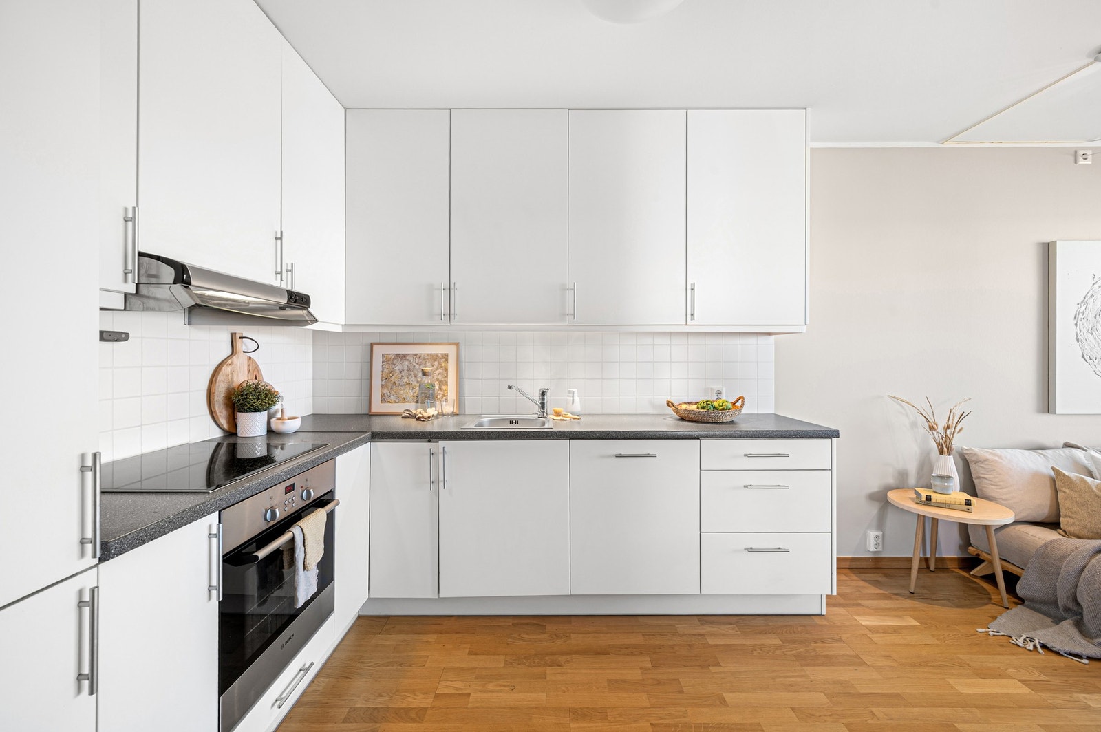 Praktisk og pent med fliser mellom benkeplaten og overskapene. Galleribilde