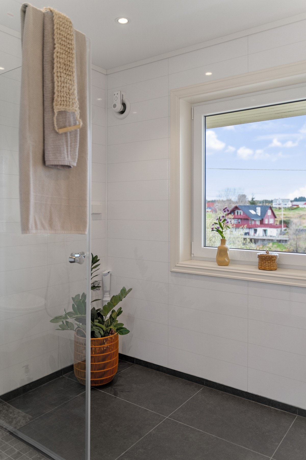 Badet er på 5 kvm og har opplegg for vaskemaskin Galleribilde