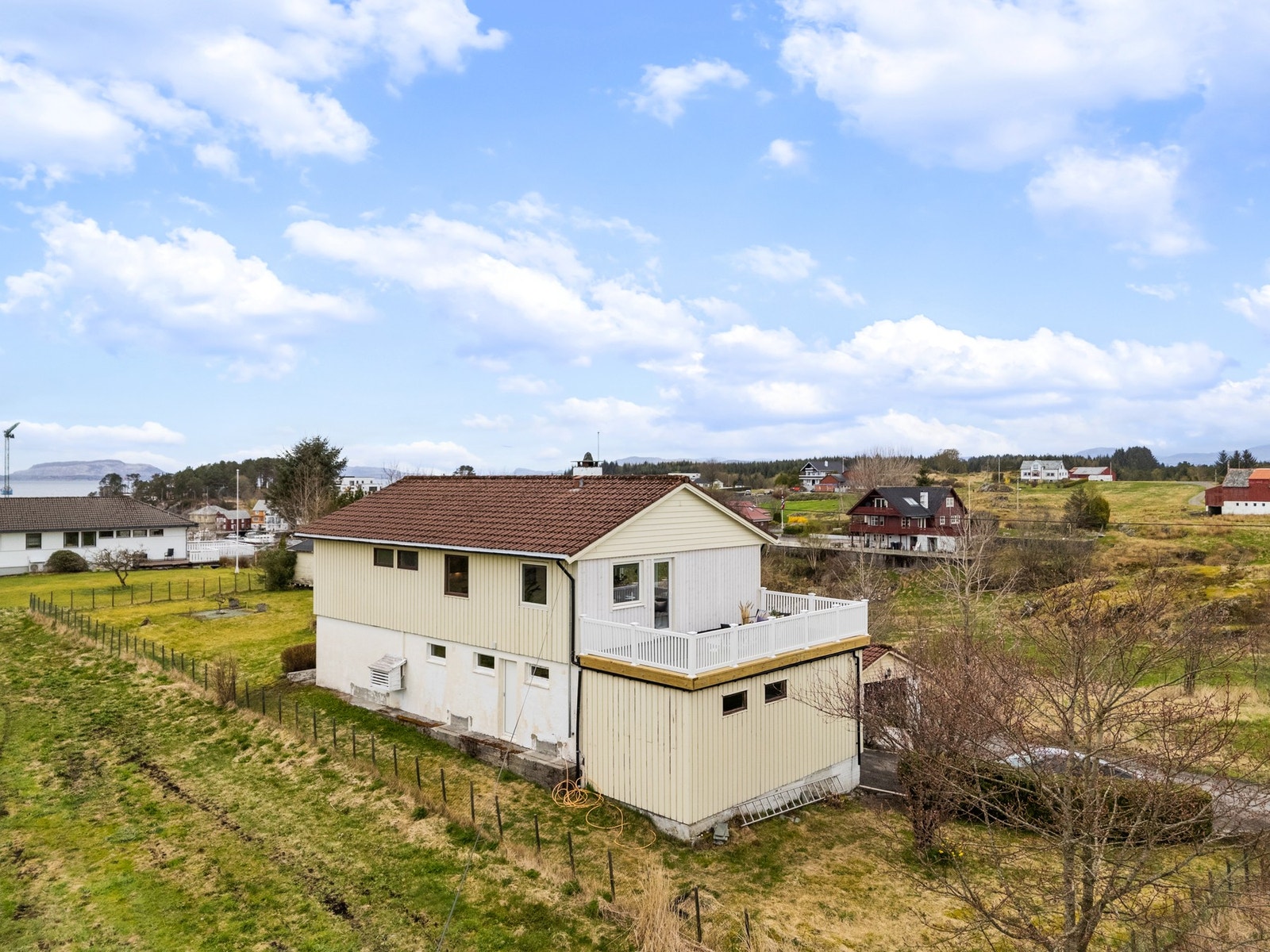 Her bor du i rolige omgivelser på Fonnes med nærhet til både sjø, svaberg og åpne friområder Galleribilde