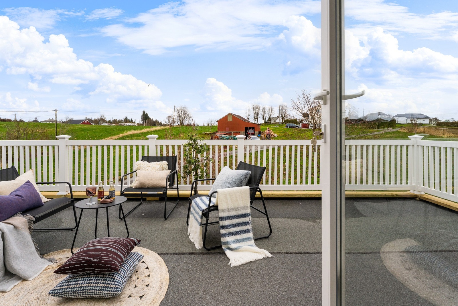 Videre følger boligens terrasse Galleribilde