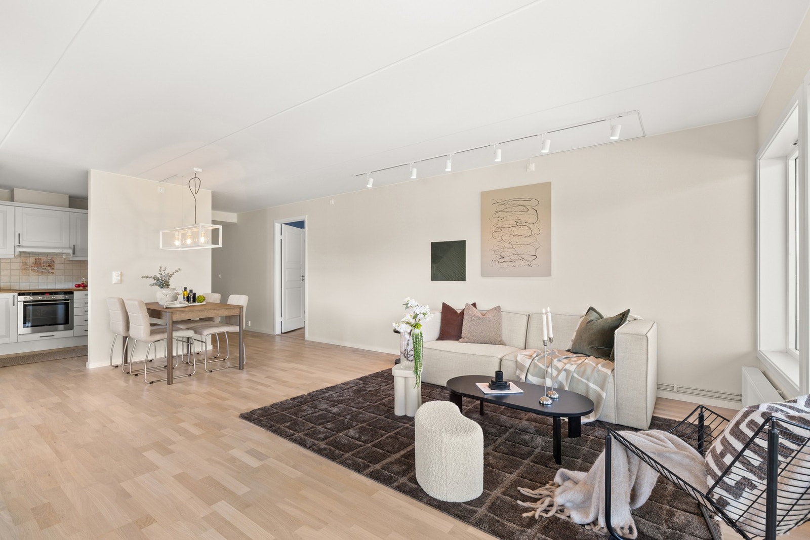 Her får du god plass til å innrede med en stor sofagruppe med tilhørende bord, samt spiseplass i tilknytning til kjøkkenet. Galleribilde
