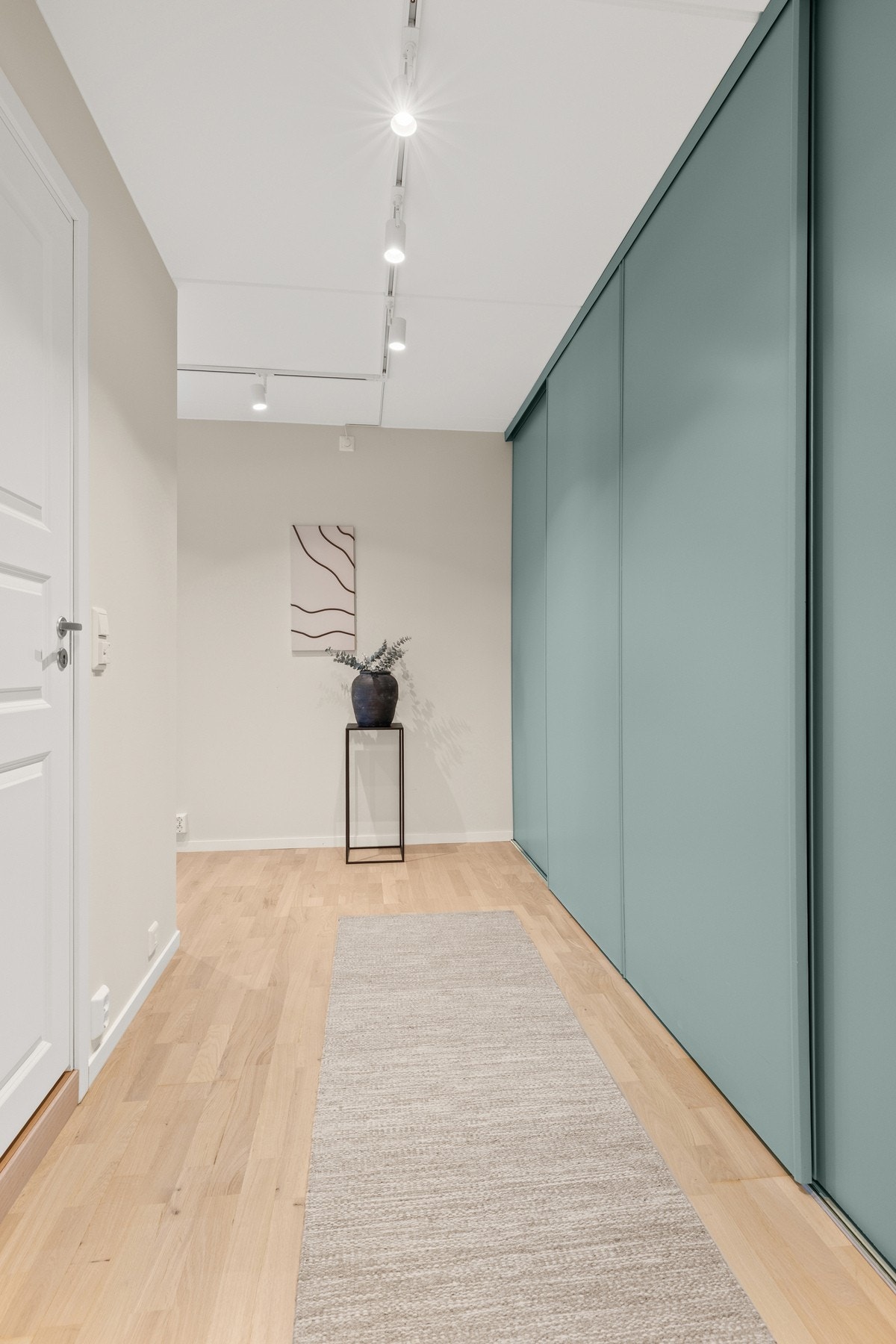Innbydende entré som gir et svært godt førsteinntrykk av boligen. Galleribilde