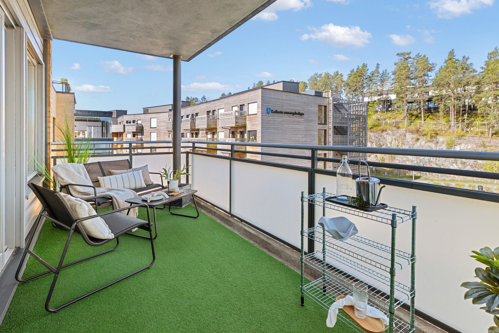 Eiendommen ligger i et meget sentralt og attraktivt boligområde på Kolbotn i Nordre Follo kommune. Beliggenheten er likevel tilbaketrukket og rolig. Galleribilde