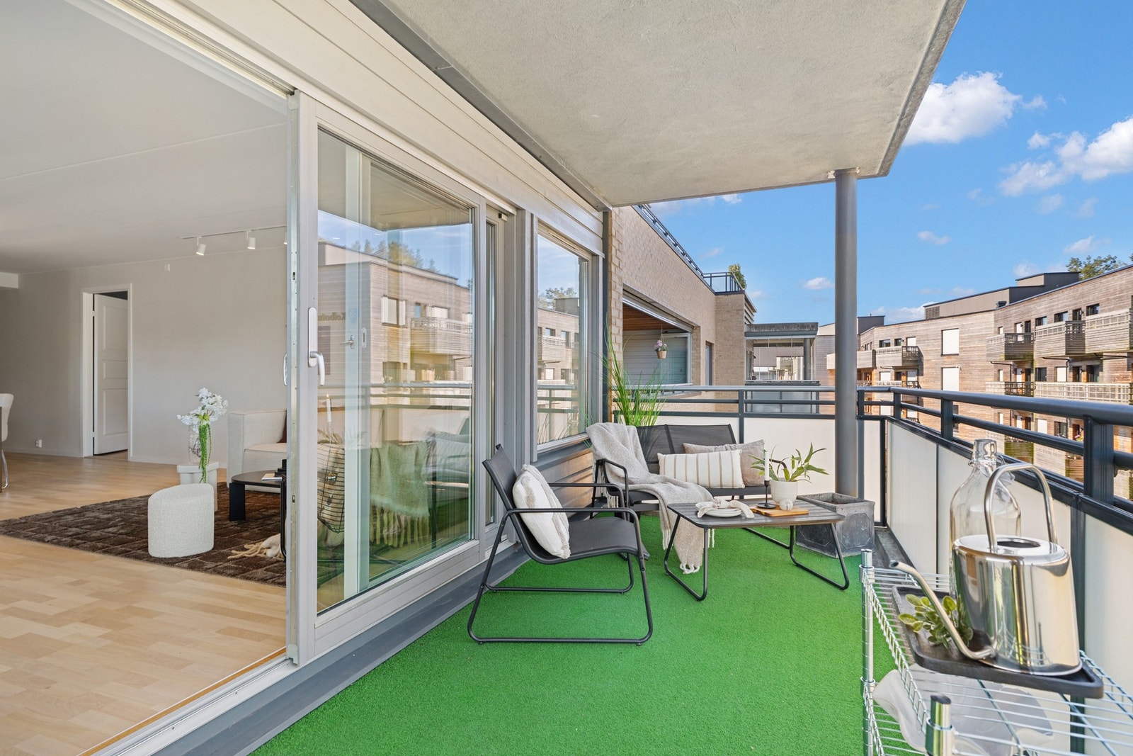 Stue med adkomst til balkong på ca. 16 m² med utsikt mot fellesområdet. Galleribilde
