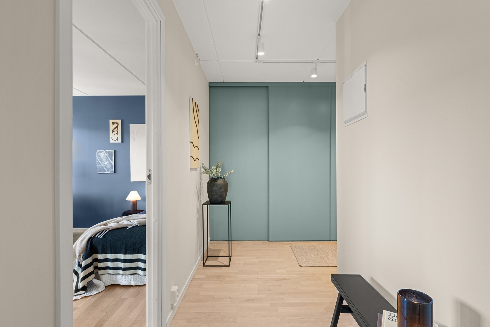 Rikelig med oppbevaring i entré. Galleribilde