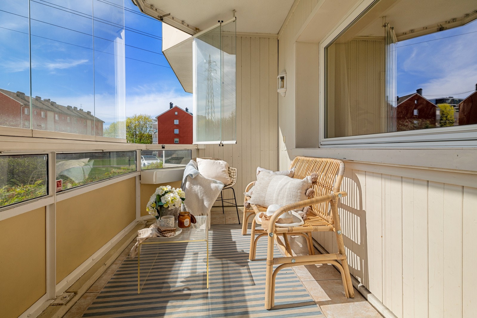 Romslig balkong på hele 8 kvm med god plass til sittegruppe og grill. Galleribilde