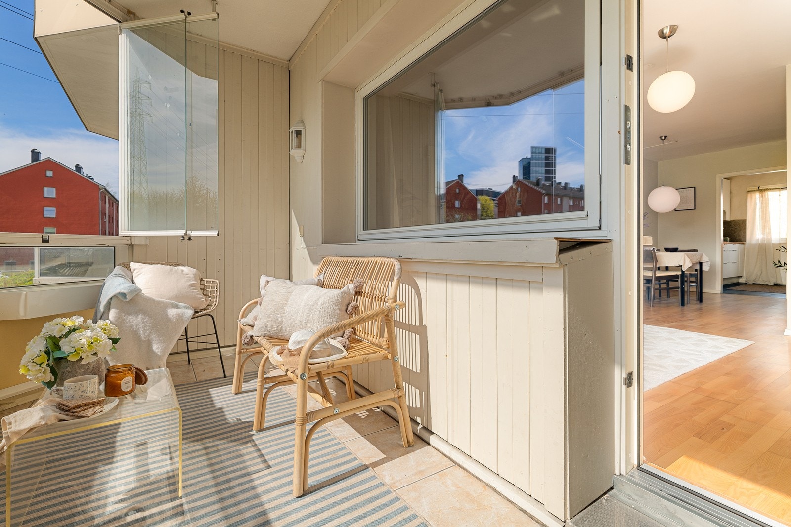 Balkongen er inglasset med mulighet for å åpne glassene om ønskelig. Galleribilde