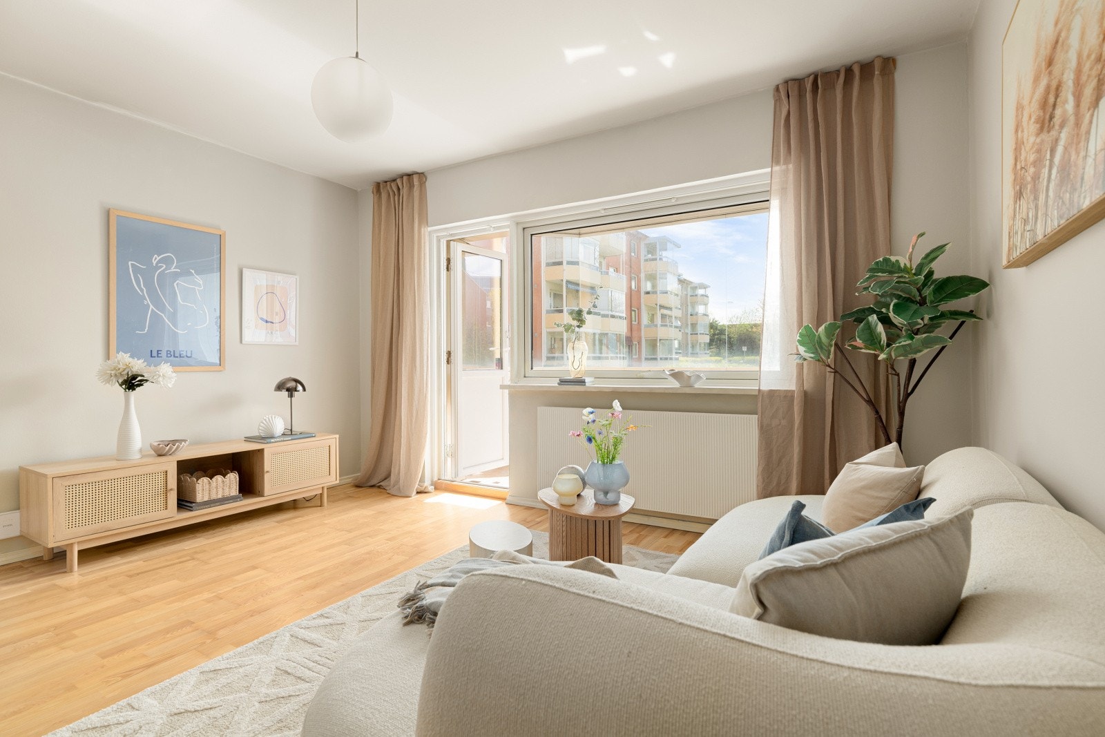 Store vindusflater slipper inn rikelig med naturlig lys og skaper en god atmosfære. Galleribilde