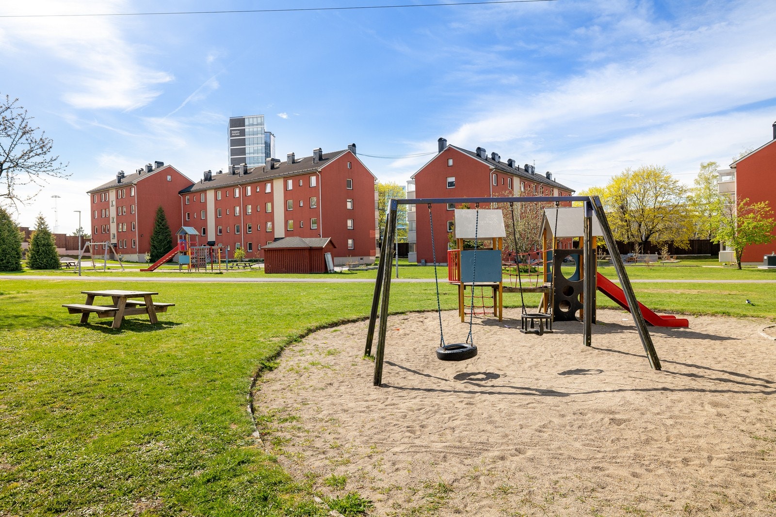 Rett utenfor boligen har du en lekeplass og sittebenker - Her kan du se barna fra balkongen! Galleribilde