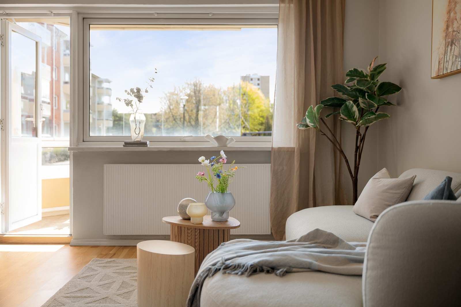 Fra stuen har du utgang til boligen balkong. Galleribilde