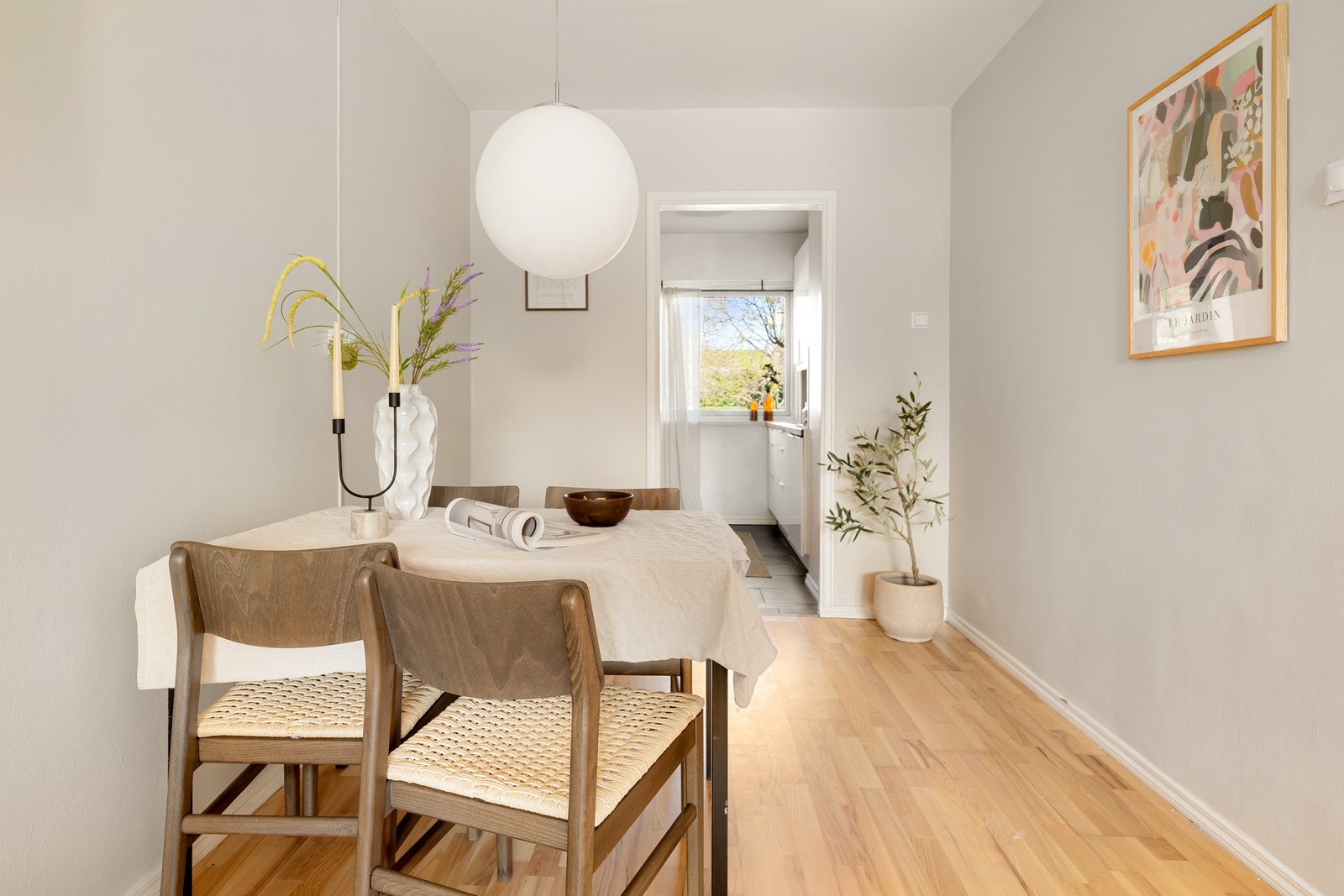 Det er god plass til egen sittegruppe for hyggelige middager med venner og familie. Galleribilde