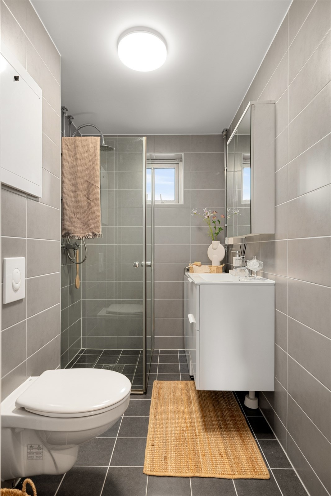 Badet ble rehabilitert i regi av borettslaget i 2025 og fremstår som lyst og innbydende. Galleribilde