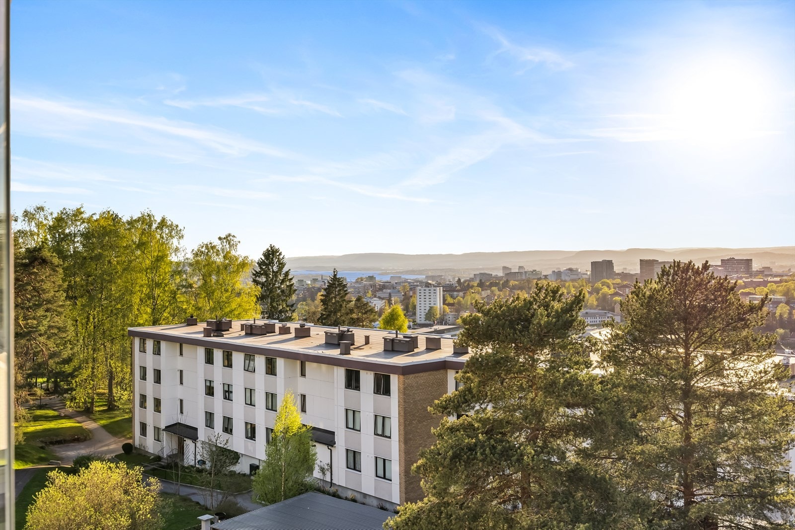 Innglasset balkong på 8m² med fantastisk over byen og fjorden og gode lysforhold. Galleribilde