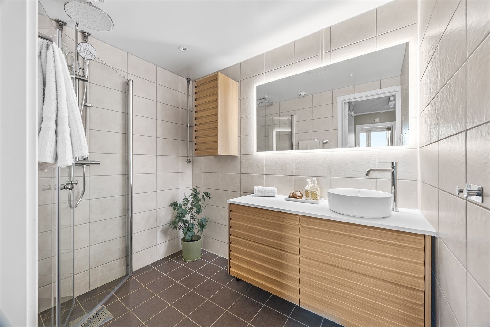 Flott flislagt bad rehabilitert i 2021 i regi av borettslaget. Badet har varmekabler i gulv, dusj med glassvegger, servant med underskap, speil med belysning og opplegg for vaskemaskin. Galleribilde