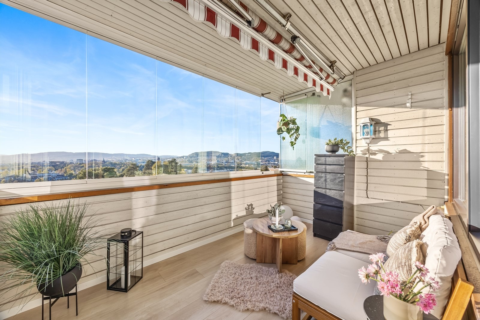 Innglasset balkong på 8m² med fantastisk over byen og fjorden og gode lysforhold. Galleribilde