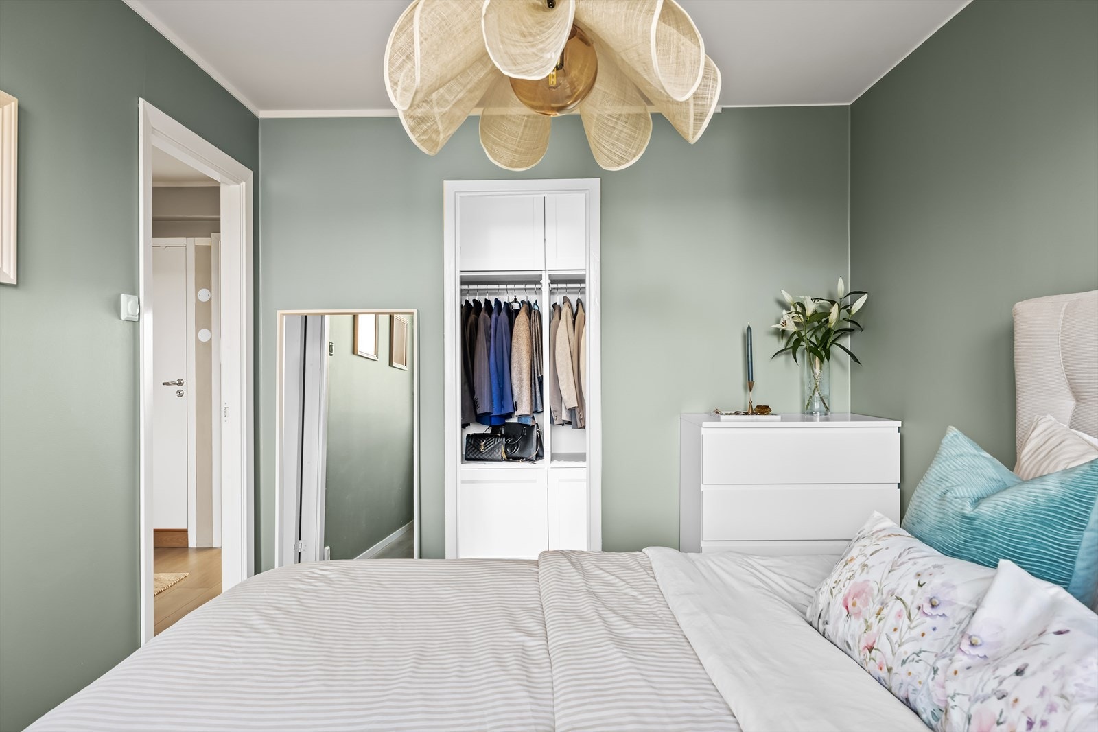 Soverom 1 med walk-in-closet. Galleribilde