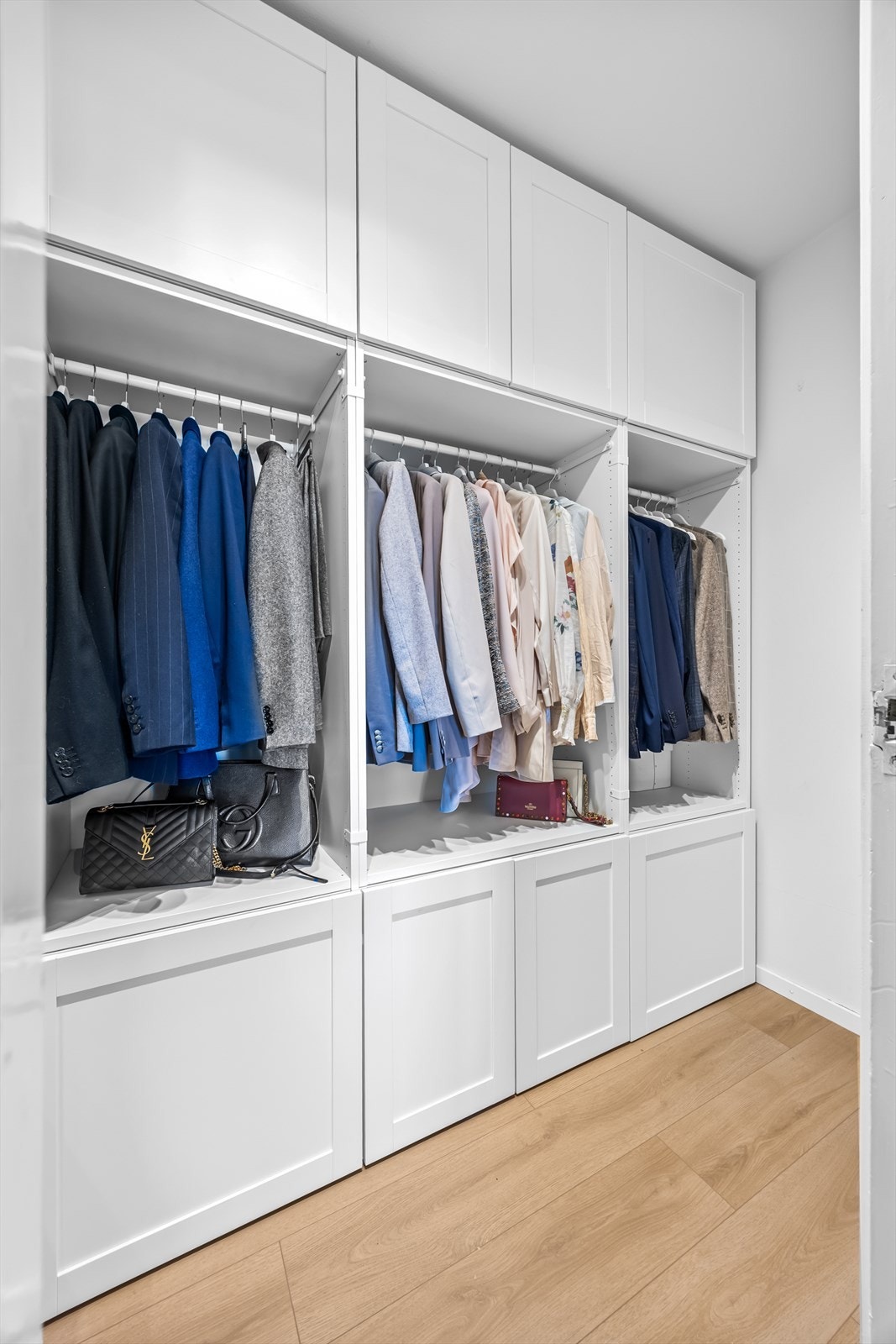 walk-in-closet med gode oppbevaringsløsninger. Galleribilde
