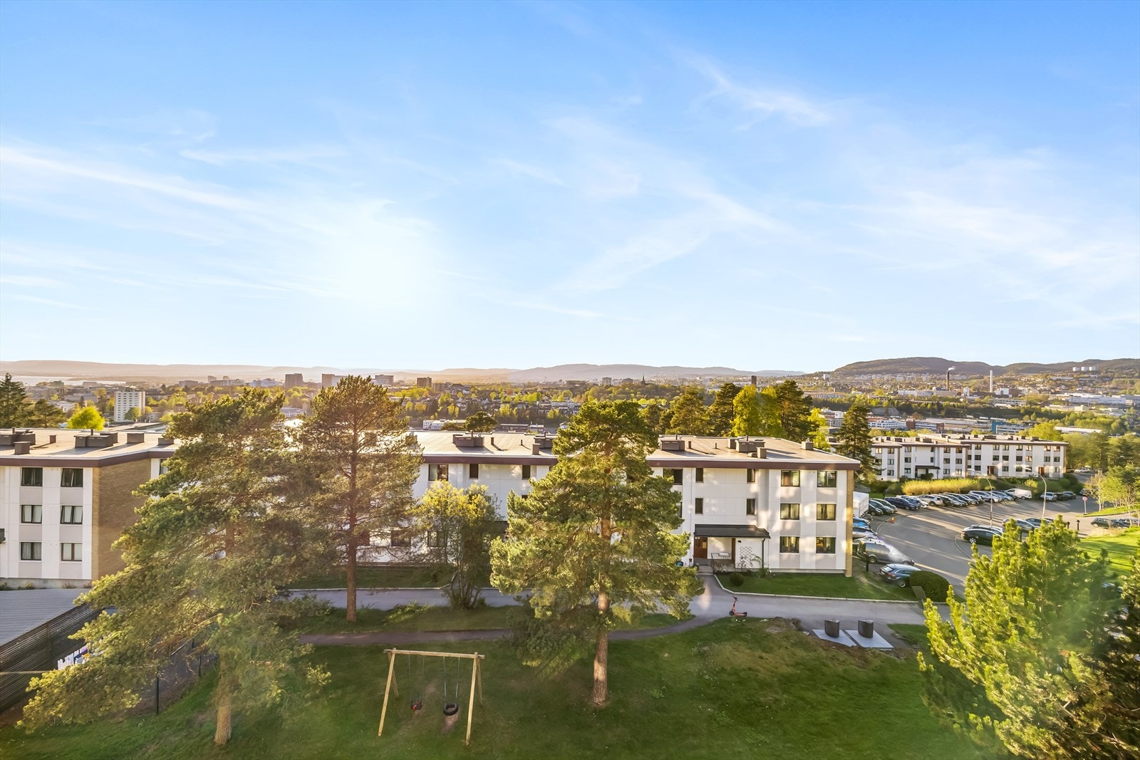 Innglasset balkong på 8m² med fantastisk over byen og fjorden og gode lysforhold. Galleribilde
