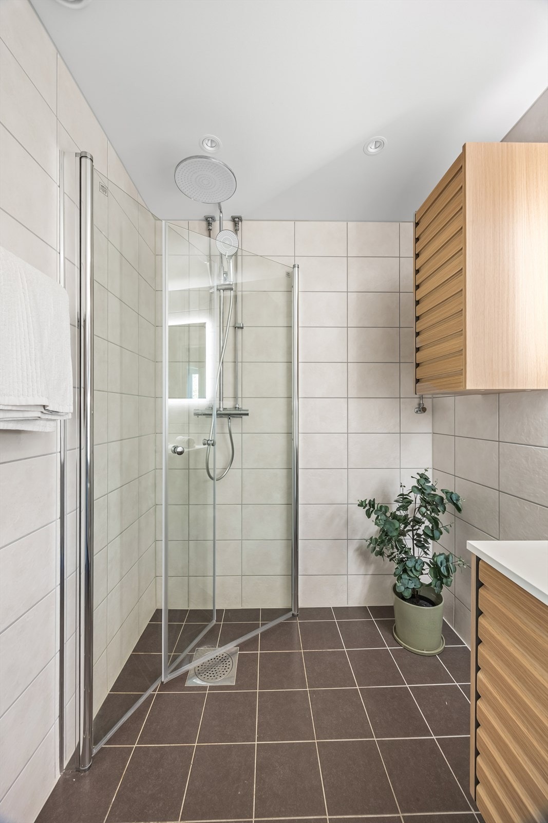 Flott flislagt bad rehabilitert i 2021 i regi av borettslaget. Badet har varmekabler i gulv, dusj med glassvegger, servant med underskap, speil med belysning og opplegg for vaskemaskin. Galleribilde